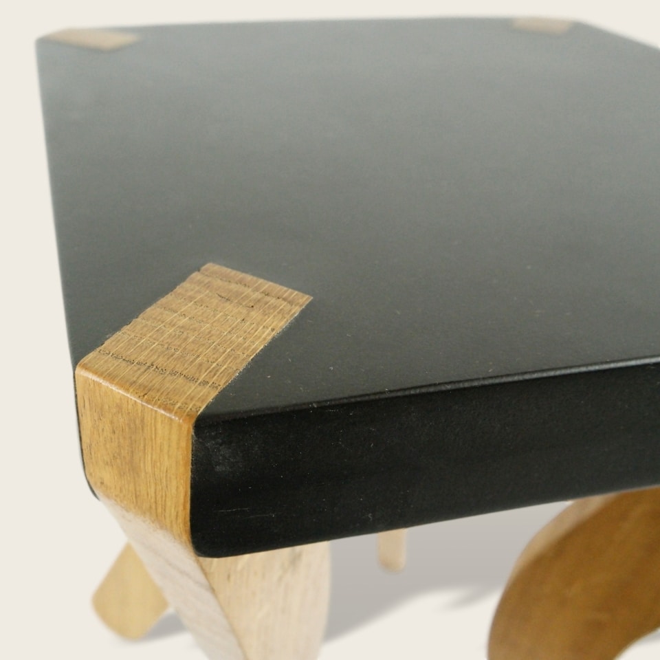 Tabouret en bois chêne massif et medium noir - Le Boomerang