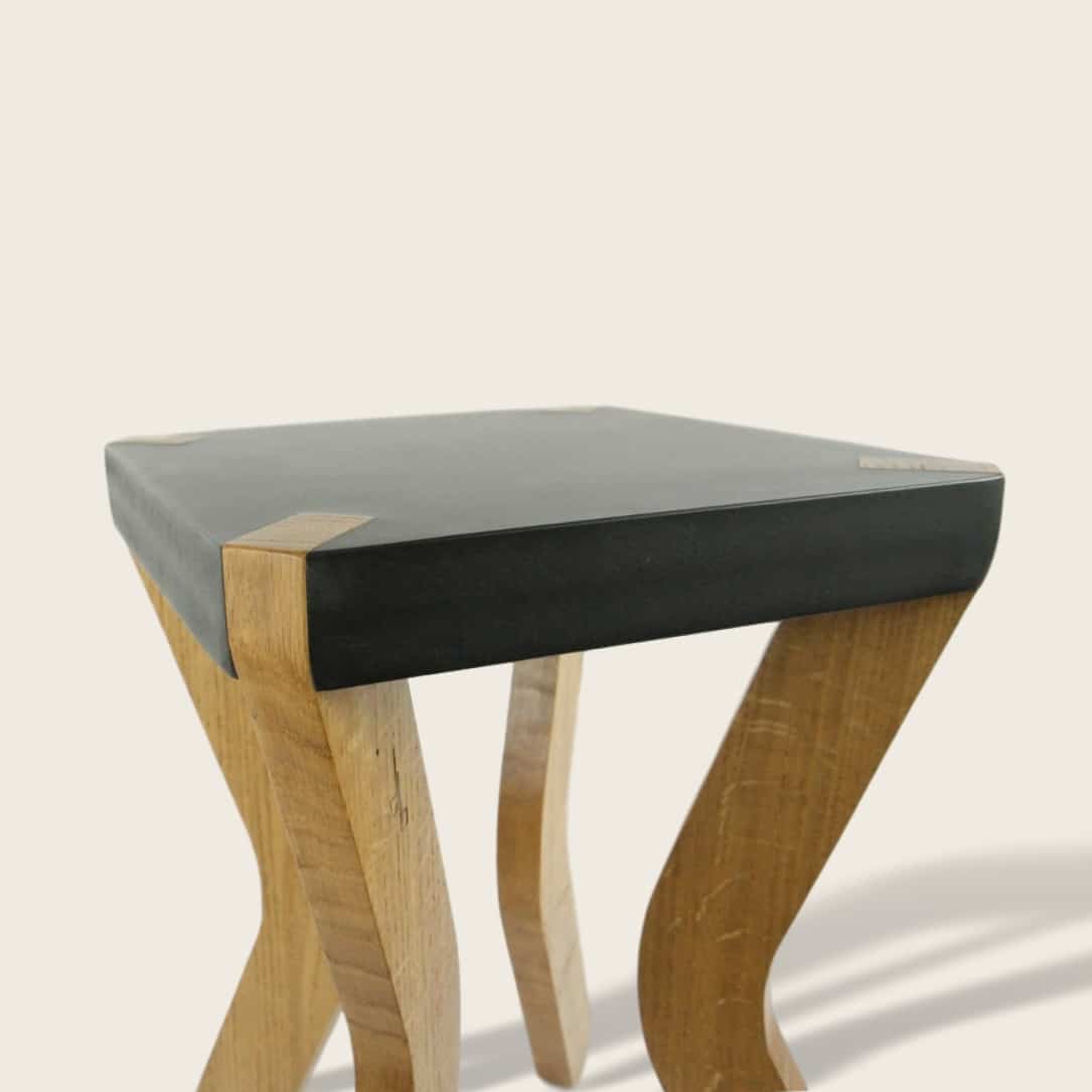 Tabouret en bois chêne massif et medium noir - Le Boomerang
