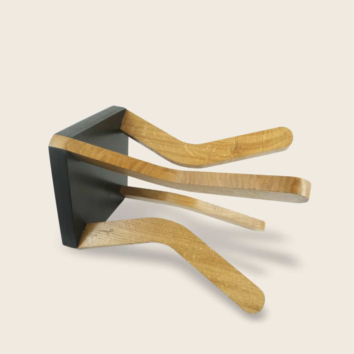 Tabouret en bois chêne massif et medium noir - Le Boomerang