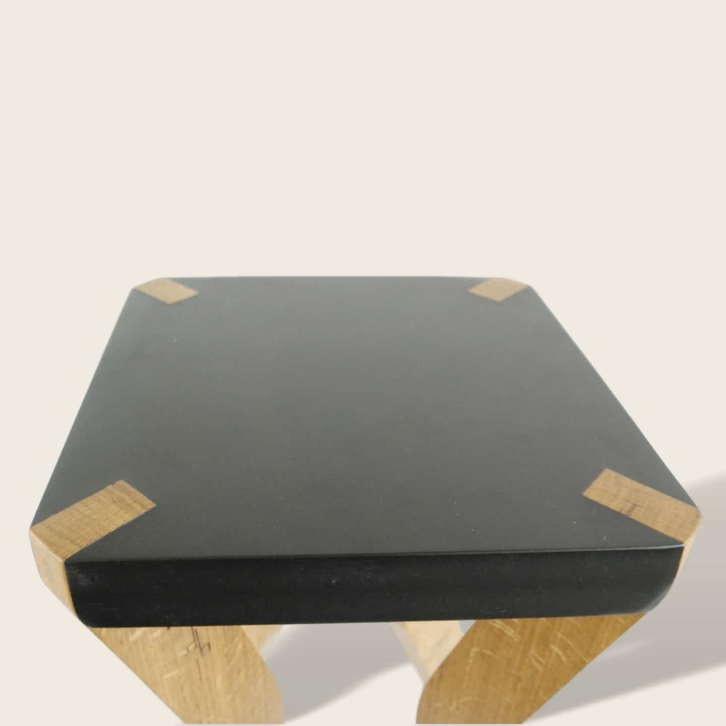 Tabouret en bois chêne massif et medium noir - Le Boomerang