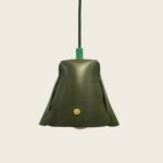 Luminaire, suspension, lampe en cuir naturel à tannage végétal, vert, Damien Béal