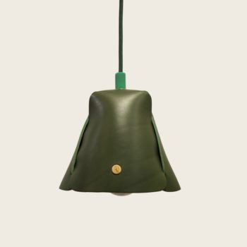 Luminaire, suspension, lampe en cuir naturel à tannage végétal, vert, Damien Béal