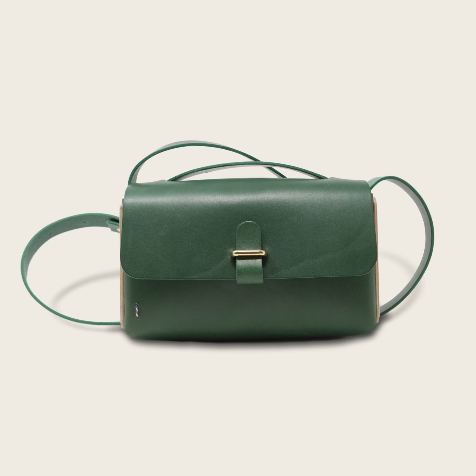 L'Insolent-sac bandoulière en bois et cuir-vert bouteille-Damien Béal-3 Besace, sac bandoulière en cuir naturel à tannage végétal et bois, vert, L'Insolent