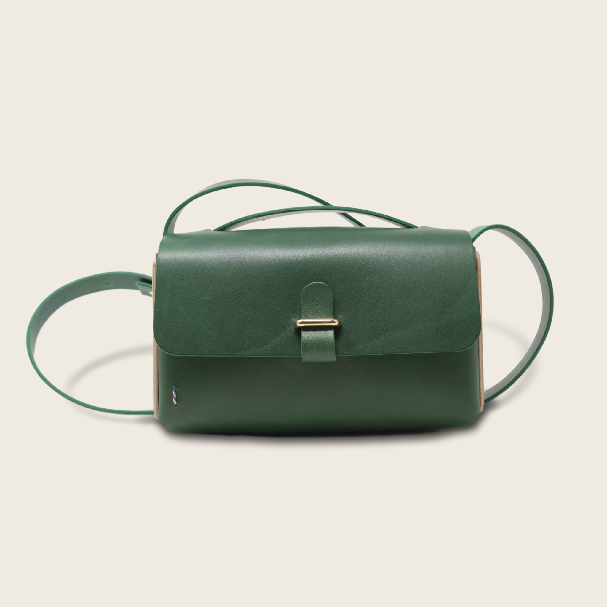 Besace, sac bandoulière en cuir naturel à tannage végétal et bois, vert, L'Insolent