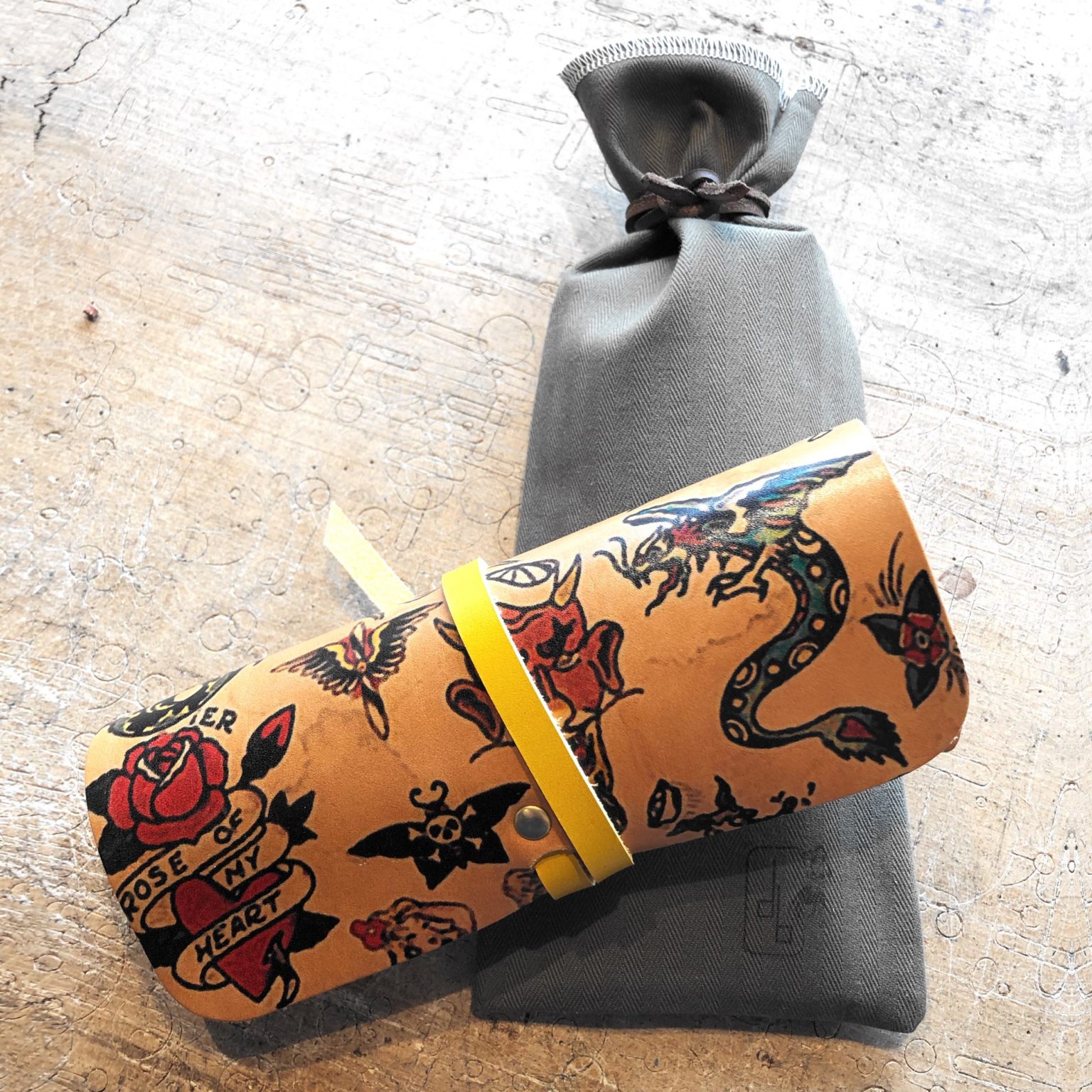 Accessoire étui à lunettes cuir tatoué, tatouage old school, collaboration In Memories Sportswear et Damien Béal