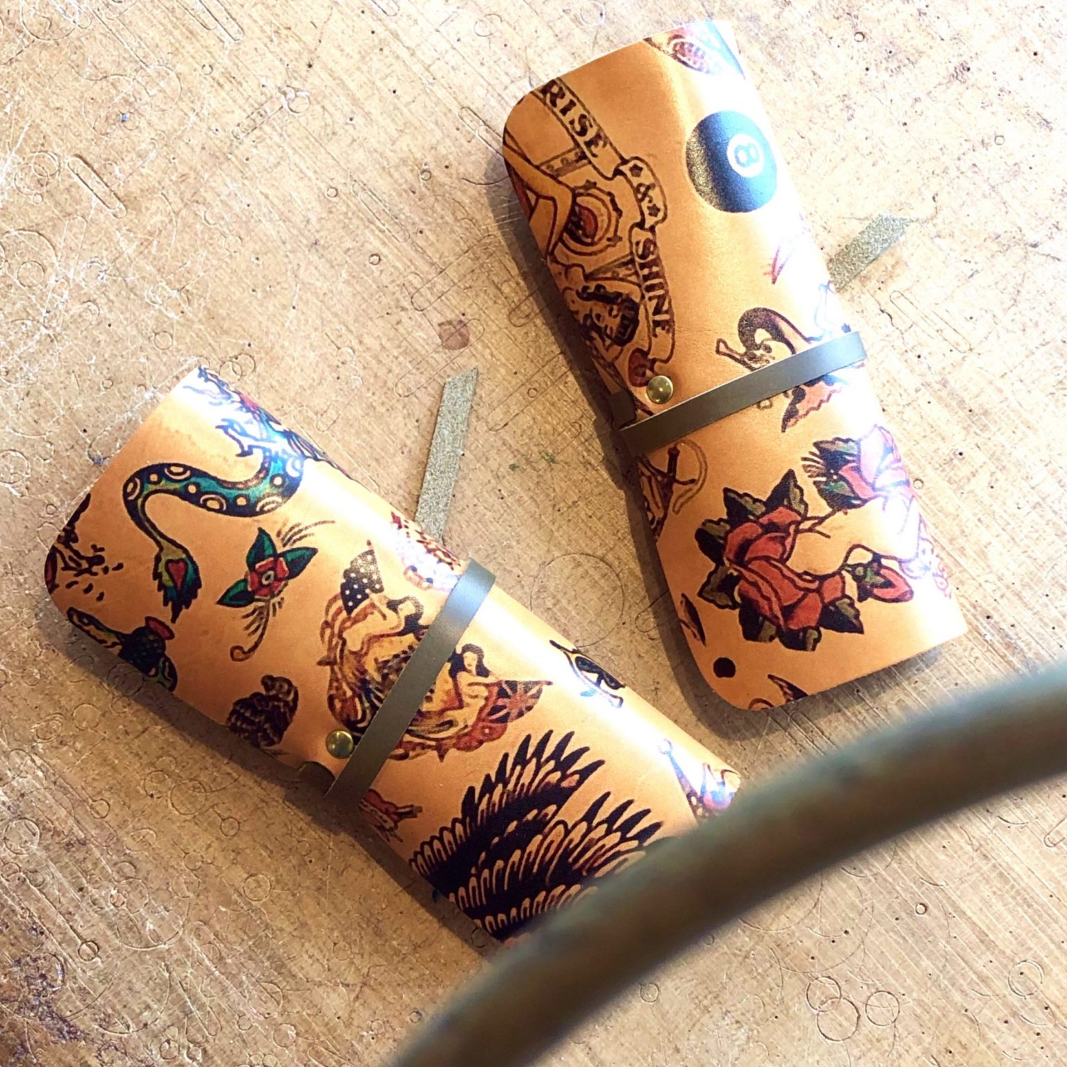 Accessoire étui à lunettes cuir tatoué, tatouage old school, collaboration In Memories Sportswear et Damien Béal