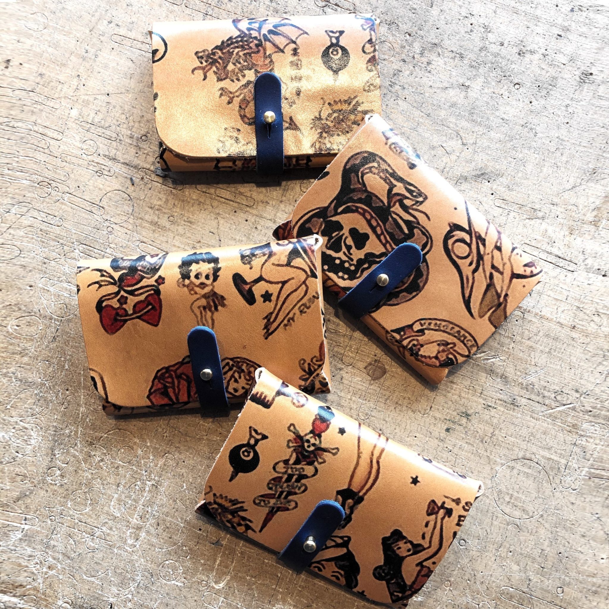 Porte-cartes tatoué en cuir bleu marine