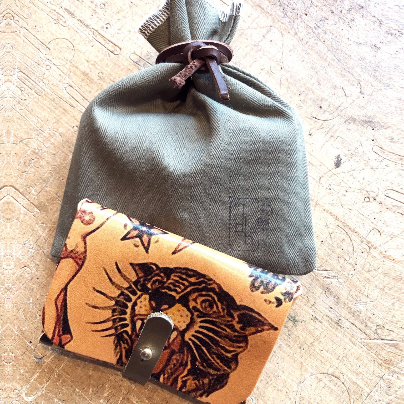 Accessoire porte cartes cuir tatoué, tatouage old school, collaboration In Memories Sportswear et Damien Béal