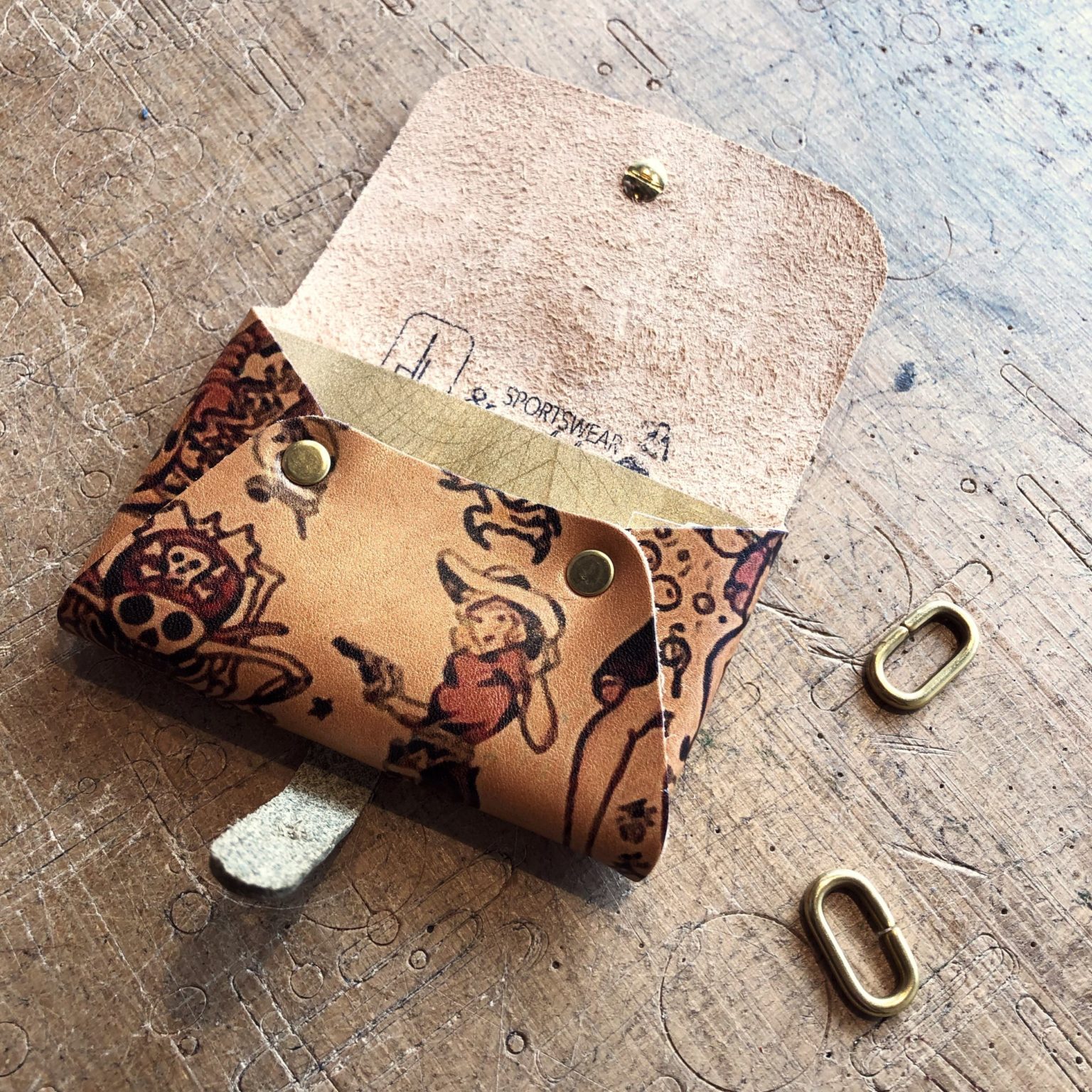 Accessoire porte cartes cuir tatoué, tatouage old school, collaboration In Memories Sportswear et Damien Béal