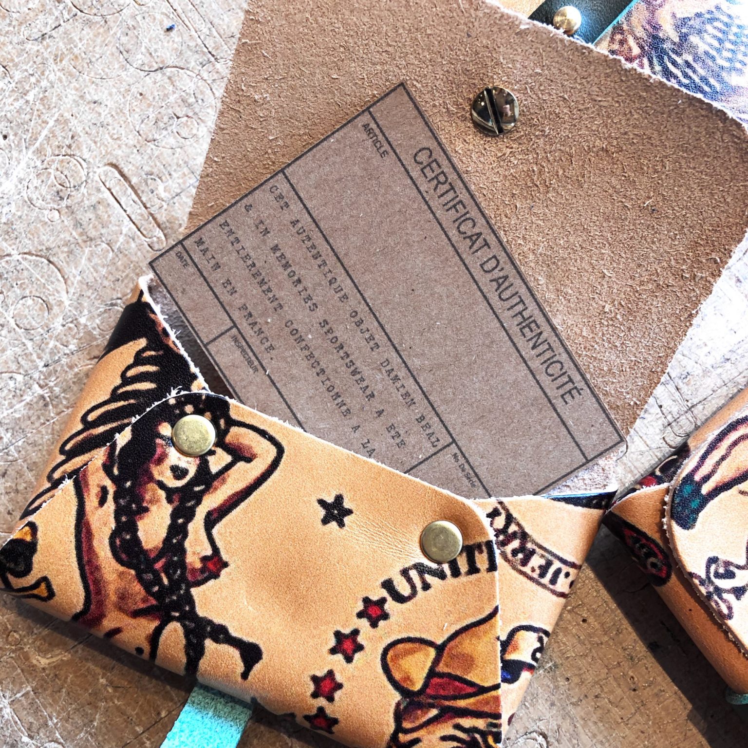 Accessoire porte cartes cuir tatoué, tatouage old school, collaboration In Memories Sportswear et Damien Béal