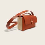 L'Insolent-sac bandoulière en bois et cuir-orange-Damien Béal-2 Besace, sac bandoulière en cuir naturel à tannage végétal et bois, orange, L'Insolent