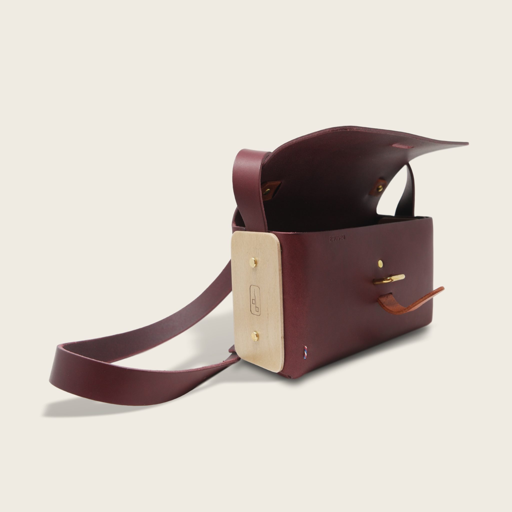 Besace, sac bandoulière en cuir naturel à tannage végétal et bois, prune et orange, L'Insolent