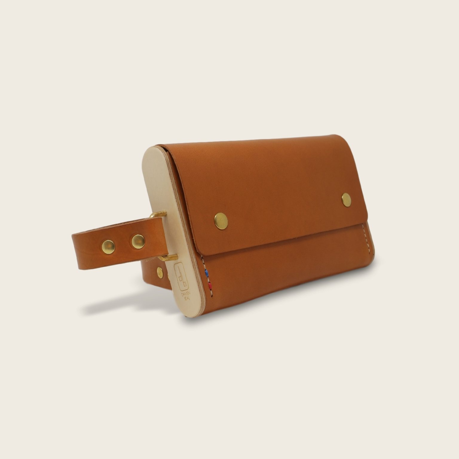 Sac banane en cuir naturel et bois, whisky, Le Banana Strict, Damien Béal