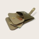 Porte-cartes, porte monnaie, en cuir naturel à tannage végétal, olive , deux en un