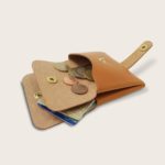 Porte-cartes, porte monnaie, en cuir naturel à tannage végétal, whisky , deux en un