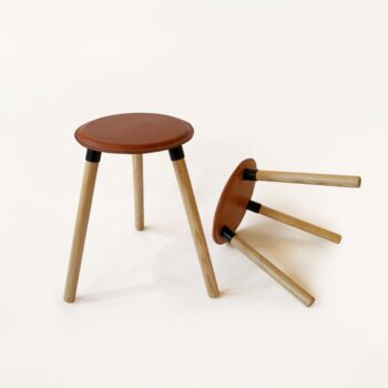 Le Tripode – Tabouret en Bois et Cuir de Qualité