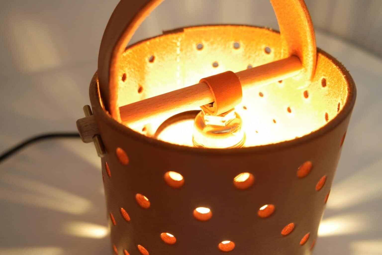lampe lila a poser cuir et bois damien beal