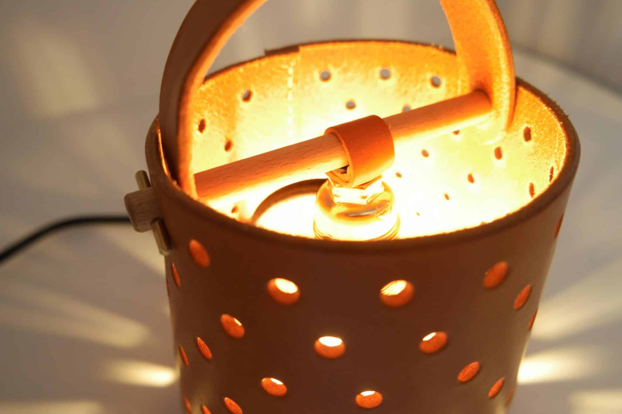 lampe lila a poser cuir et bois damien beal