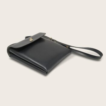 Le Pli – Pochette en cuir naturel au design minimaliste