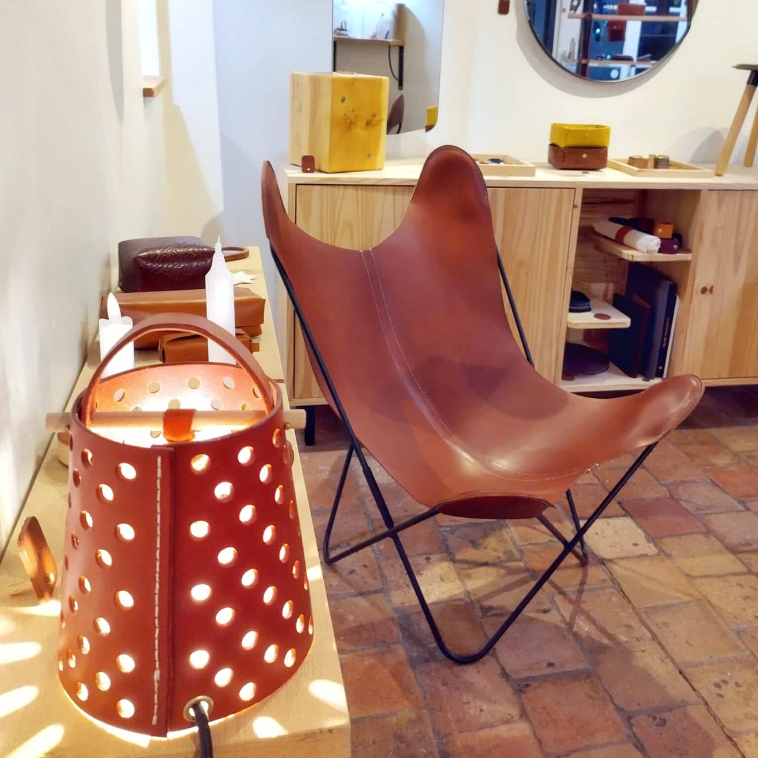 1000010166.jpg Mobilier, Fauteuils, tabourets et pièces de mobilier uniques en cuir et bois