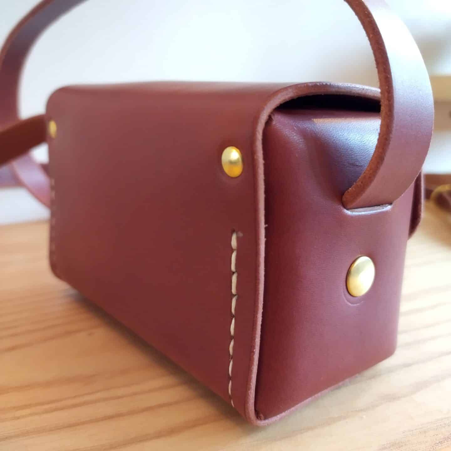 Maroquinerie française : l’art du sac en cuir et bois signé Damien Béal