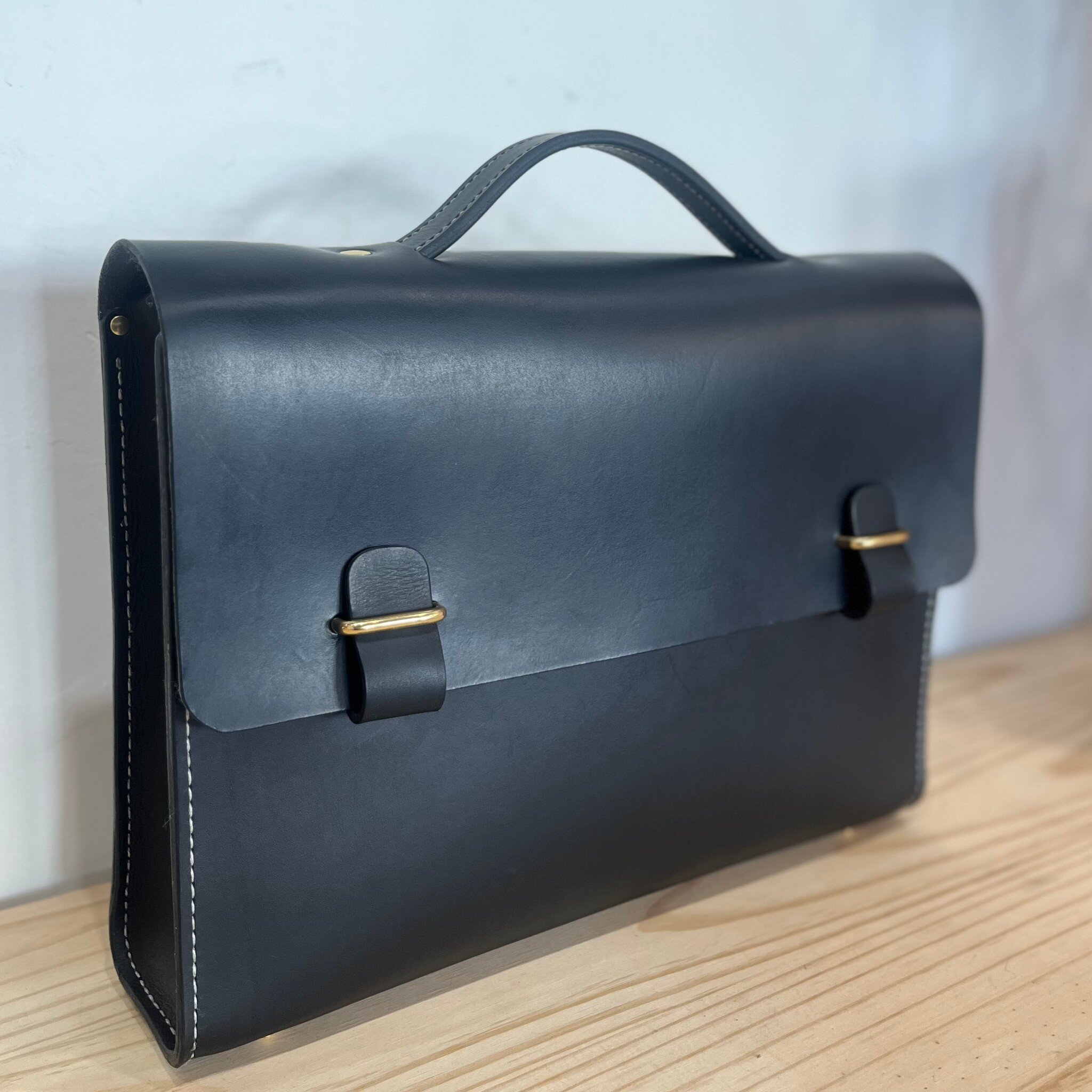 Le Quotidien – Cartable en cuir : Simplicité, Élégance et Fonctionnalité