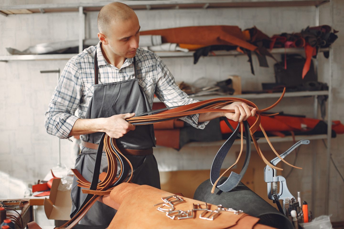 Ceinture en cuir naturel tannage végétal portée avec un jean brut – style masculin
