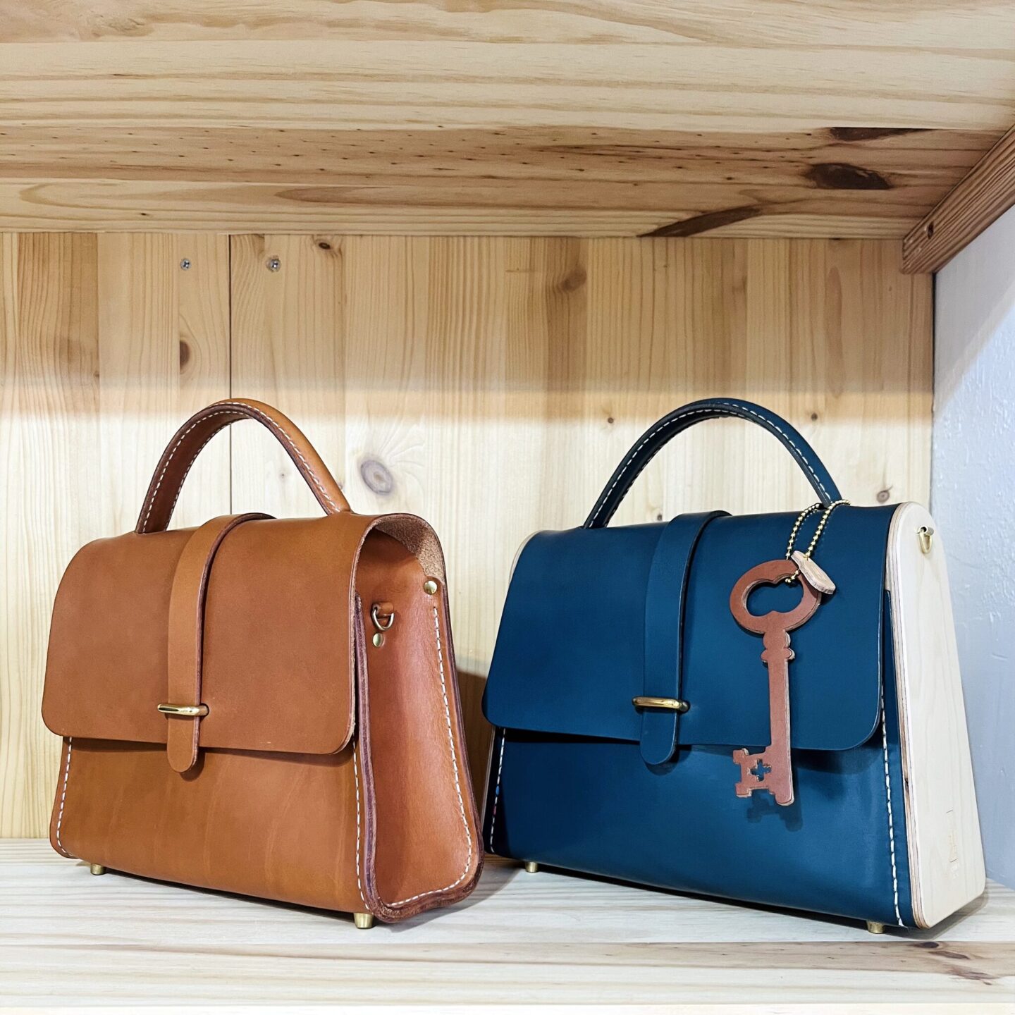 Deux sacs à main en cuir tanné végétal Damien Béal, cognac et bleu